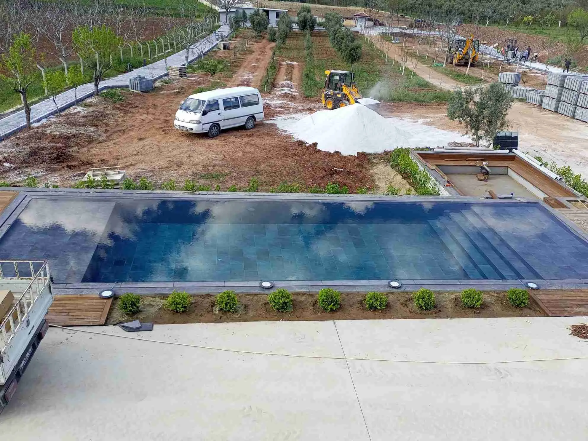 Temiz ve berrak suyuyla göz alıcı bir yüzme havuzu